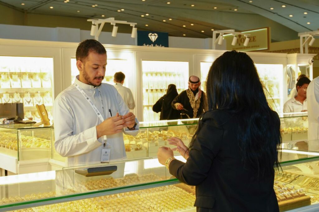 انطلاق “صالون المجوهرات” بمشاركة أشهر مجوهرات العالم وخبراء تصنيف الألماس