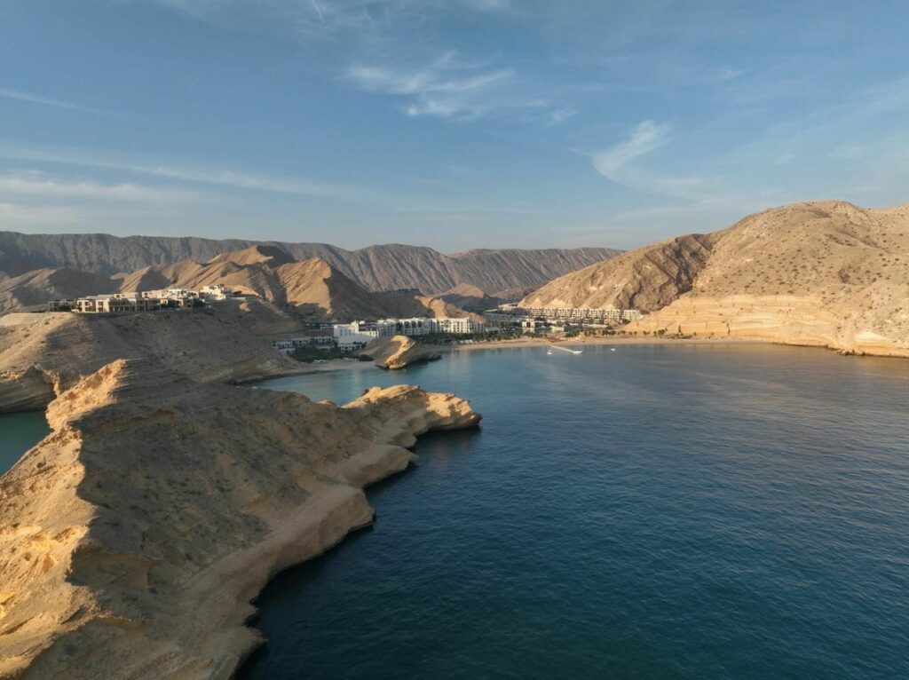 جميرا خليج مسقط يستضيف أول ماراثون للسباحة في مياه عُمان المفتوحة لمسافة أولمبية تحت عنوان “OMSWIM”