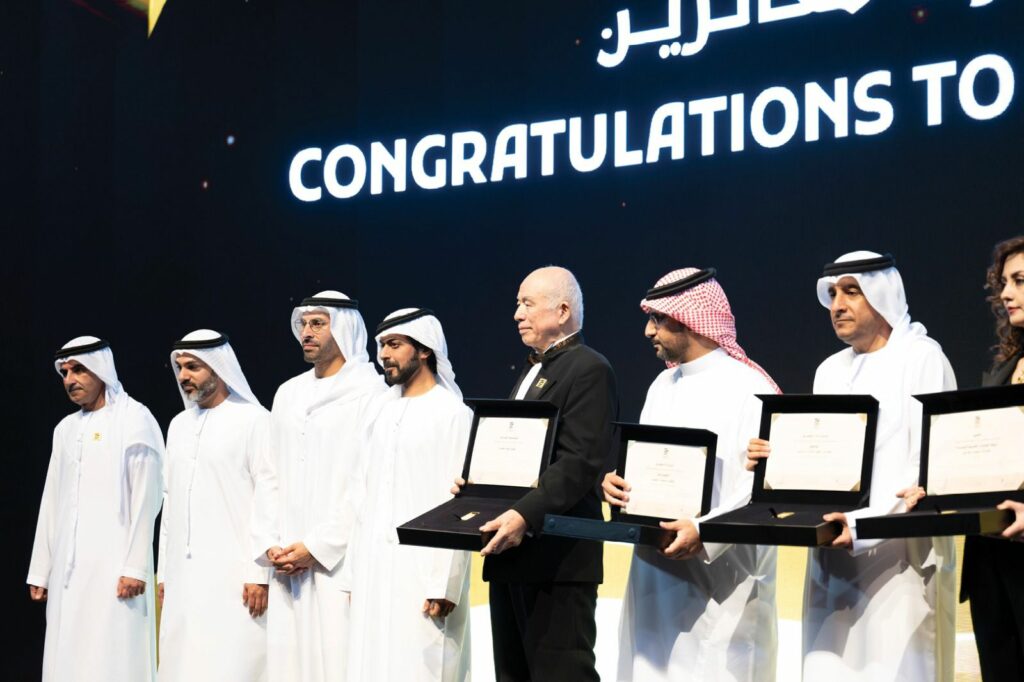 خليفة بن طحنون بن محمد يكرّم الفائزين بالدورة الثالثة من جائزة “كنز الجيل”