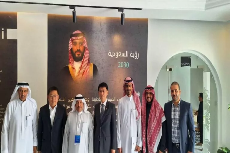 ‏مكتب حسن القرني للمحاماة يستضيف وفداً صينياً لتعزيز التعاون القانوني والاستثماري”