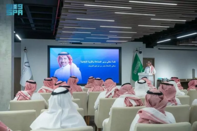 الخريّف:-المملكة-حريصة-على-الاستثمار-في-الطاقات-البشرية-الشابة