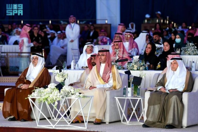 سعود-بن-جلوي-يرعى-حفل-تخريج-الدفعة-الرابعة-لطلاب-وطالبات-كلية-جدة-العالمية-الأهلية