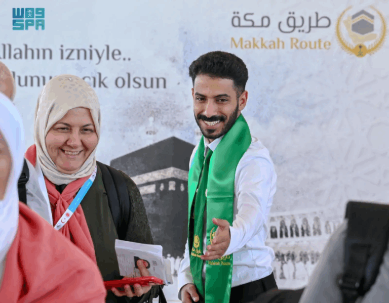 بتكاتف-جهود-العاملين-في-مبادرة-طريق-مكة.-إنهاء-إجراءات-سفر-الحجاج-خلال-دقائق