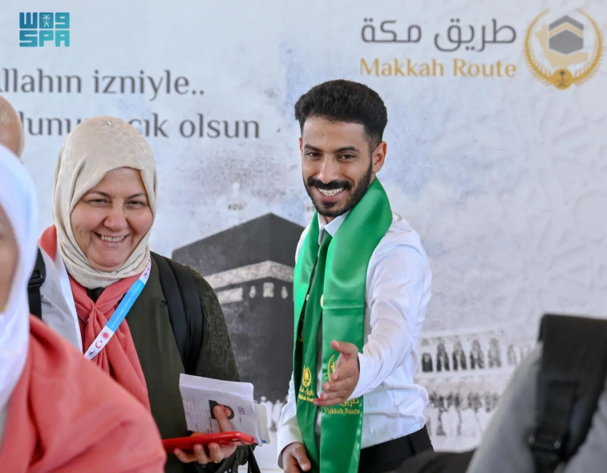 بتكاتف-جهود-العاملين-في-مبادرة-طريق-مكة.-إنهاء-إجراءات-سفر-الحجاج-خلال-دقائق