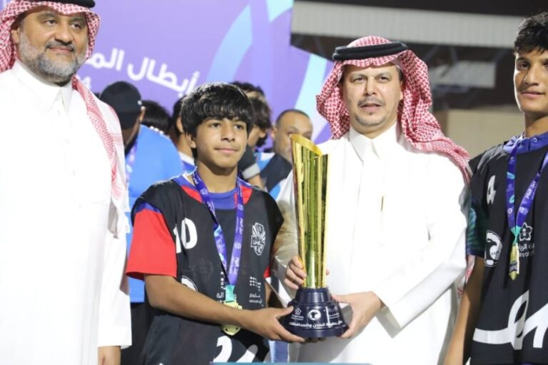 متوسطة-صهيب-الرومي-تحصد-بطولة-كرة-القدم-وتمثل-الأحساء-في-نهائي-نخبة-المملكة