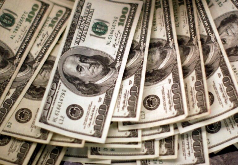 الدولار-يتراجع-بعد-بيانات-اقتصادية-أمريكية-ضعيفة