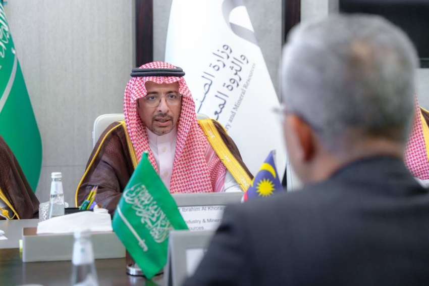 الخريّف-يبحث-تعزيز-التعاون-الصناعي-مع-وزير-الاستثمار-والتجارة-والصناعة-الماليزي