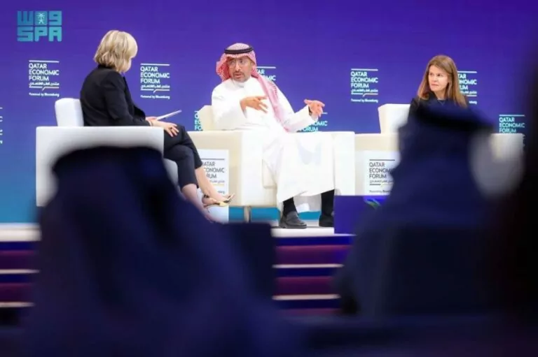 الخريّف-في-منتدى-قطر-الاقتصادي:-نتقدم-بوتيرة-متسارعة-لتوطين-صناعة-السيارات