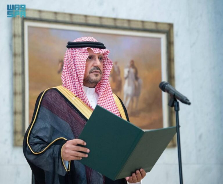 الأمراء-يؤدُّون-القَسَم-بعد-تعيينهم-في-مناصبهم-الجديدة