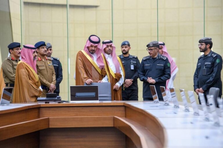 أمير-المدينة-يتفقد-مركز-العمليات-الأمنية-الموحدة-(911)