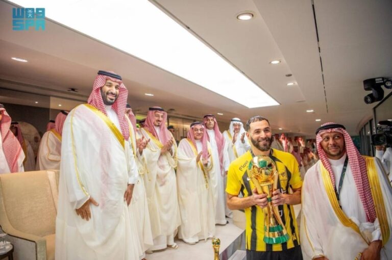 ولي-العهد-يتوج-فريق-الاتحاد-بكأس-الملك-للموسم-الرياضي-2024-2025