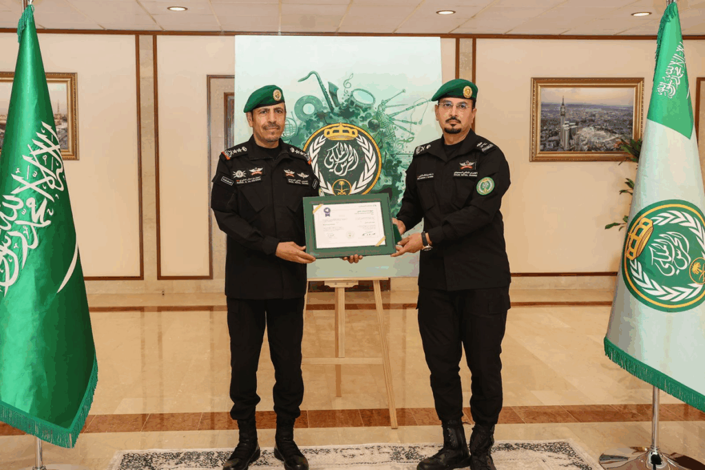 معالي رئيس الحرس الملكي يتسلم شهادة الاعتماد الأكاديمي العسكري الكامل