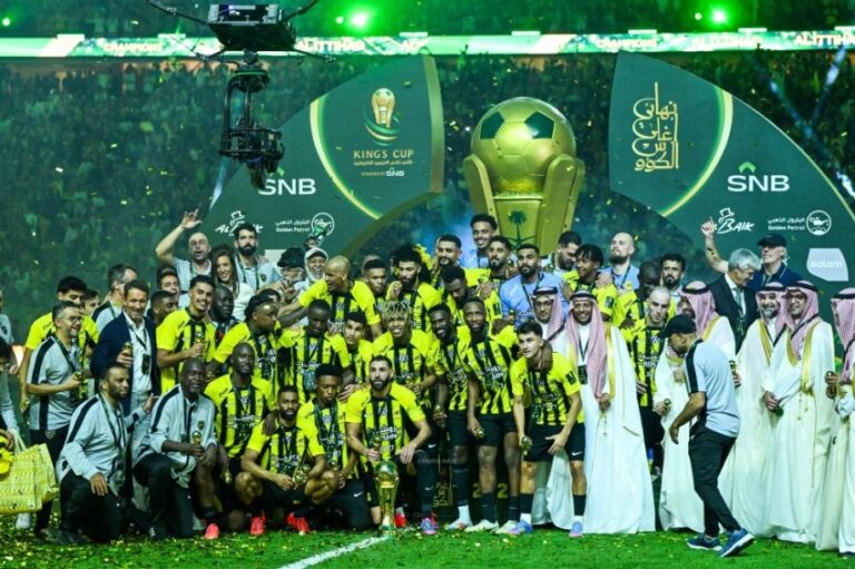 العروس-تتزيَّن-بالأصفر-والأسود-في-ليلة-أسطوريَّة