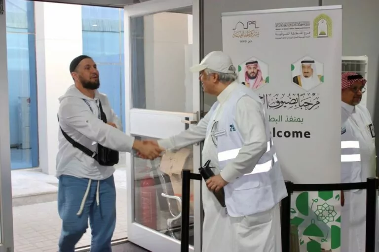 بمشاركة-800-متطوع.-توزيع-10-آلاف-هدية-على-الحجاج-عبر-منافذ-الشرقية