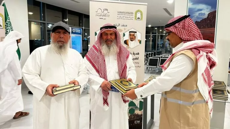توزيع-هدية-خادم-الحرمين-على-الحجاج-المغادرين-عبر-منفذ-الرقعي
