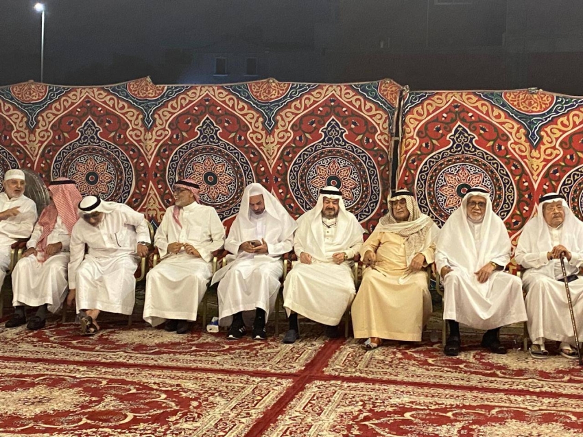 آل-طيب-يستقبلون-المعزين-في-فقيدتهم