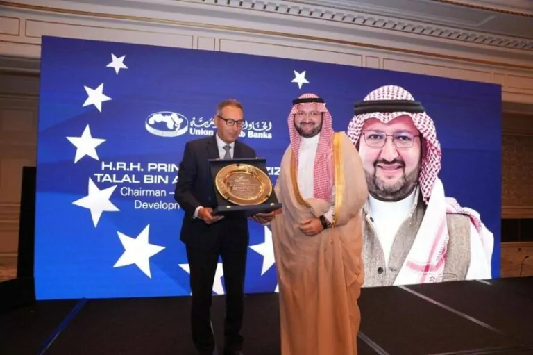 الأمير-عبدالعزيز-بن-طلال-يتسلم-“جائزة-الرؤية-القيادية”-في-باريس