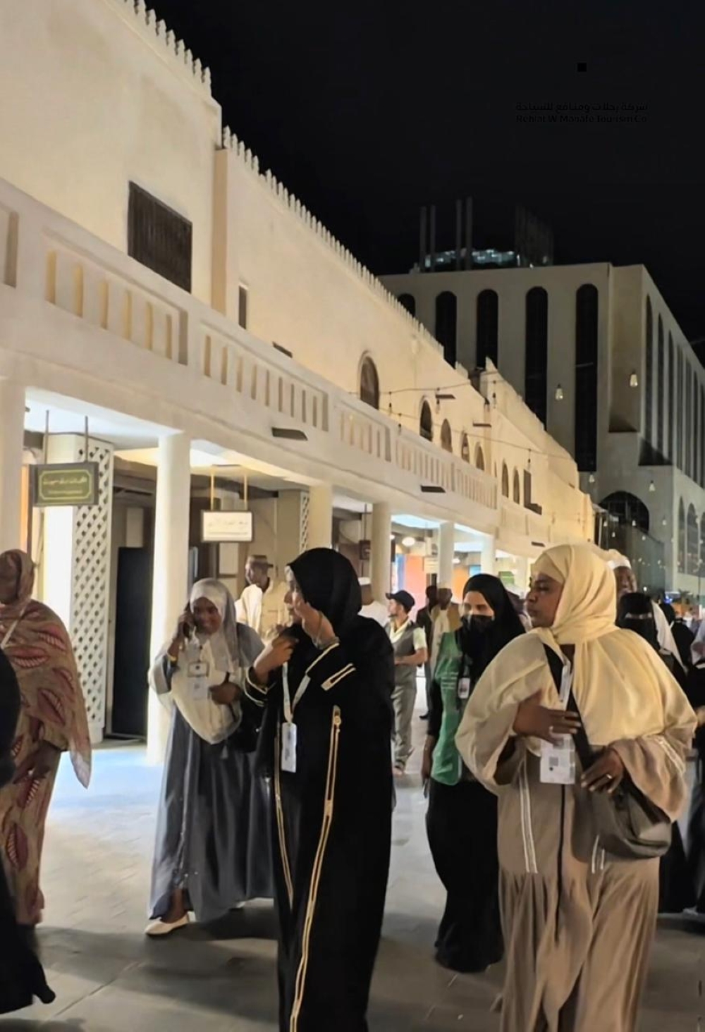 صور.-حجاج-السودان-يعبرون-عن-سعادتهم-بجولتهم-في-جدة-التاريخية