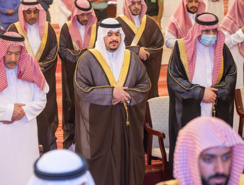 نائب-أمير-الرياض-يؤدي-صلاة-الميت-على-الأمير-فيصل-بن-خالد-بن-سعود