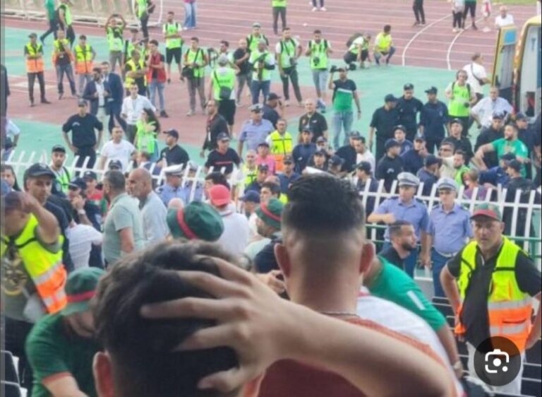 3-وفيات-و81-مصاباً-نتيجة-سقوط-حاجز-في-ملعب-بالجزائر