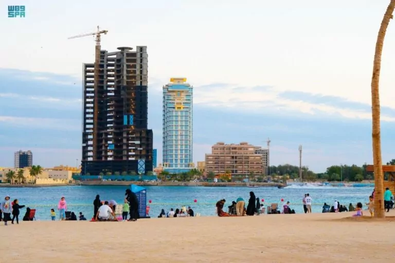 كورنيش-المستقبل-بجدة.-واجهة-للسباحة-والاستمتاع-بالأنشطة-المائية