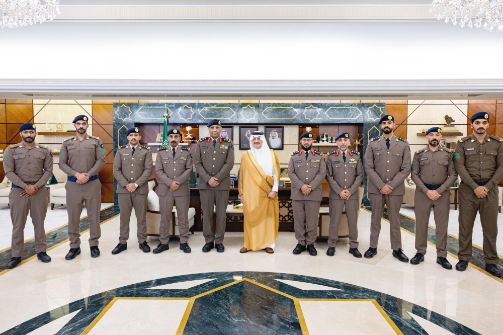 أمير-المنطقة-الشرقية-يستقبل-مدير-الدفاع-المدني-ويكرّم-المتميزين-من-الضباط-والأفراد