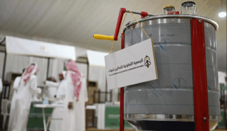جمعية-النحالين-بتبوك-تُعرّف-زوار-مهرجان-العسل-بتقنيات-تربية-النحل