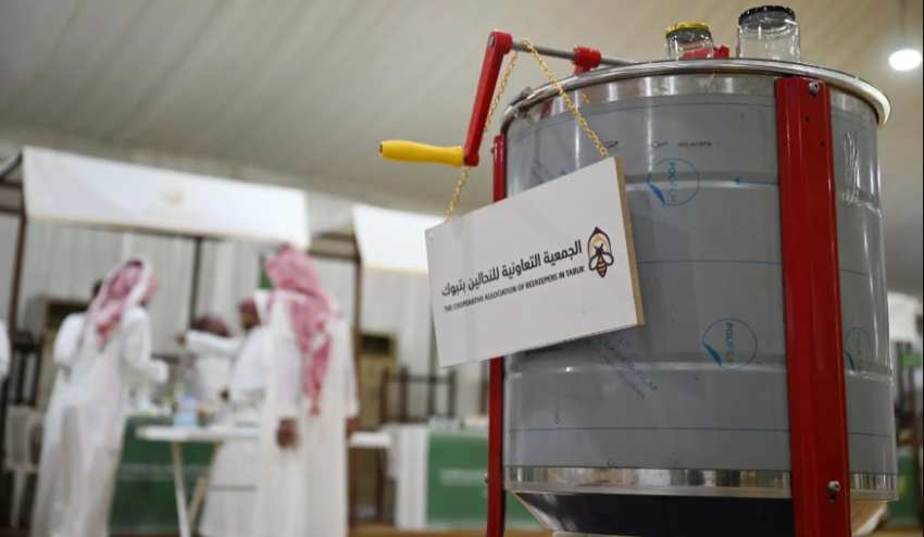 جمعية-النحالين-بتبوك-تُعرّف-زوار-مهرجان-العسل-بتقنيات-تربية-النحل