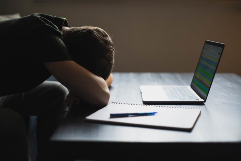 بسبب-كثرة-استخدام-الشاشات.-كيف-تتعامل-مع-الإرهاق-الرقمي؟