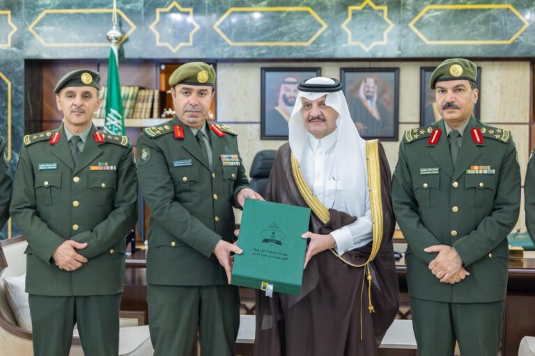 أمير-المنطقة-الشرقية-يستقبل-مدير-جوازات-المنطقة-ويشيد-بتطور-الخدمات-الرقمية-والمبادرات-التقنية