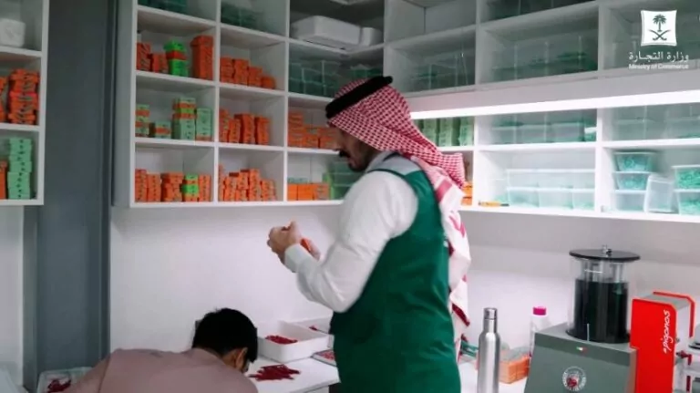 التجارة:-ضبط-مشغولات-ذهبية-مخالفة-تزن-أكثر-من-9-كلجم-بمعمل-مخالف-جنوب-الرياض