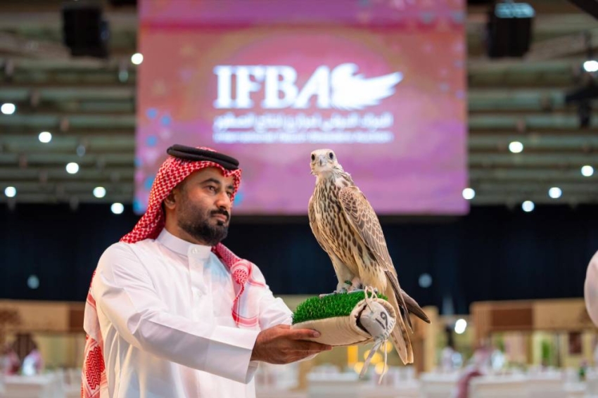 المزاد-الدولي-لمزارع-إنتاج-الصقور-يعرض-صقرًا-يقطع-أكثر-من-600-كيلومتر-في-8-ساعات