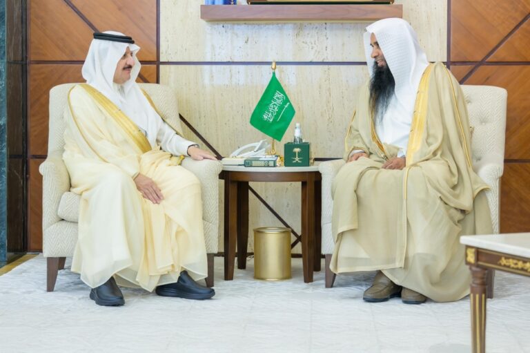 أمير-المنطقة-الشرقية-يستقبل-مدير-عام-فرع-الرئاسة-العامة-للبحوث-العلمية-والإفتاء-بالمنطقة-الشرقية