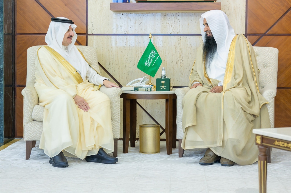 أمير-المنطقة-الشرقية-يستقبل-مدير-عام-فرع-الرئاسة-العامة-للبحوث-العلمية-والإفتاء-بالمنطقة-الشرقية