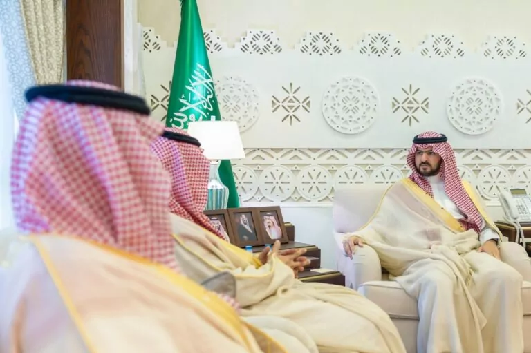 نائب-أمير-المنطقة-الشرقية-يستقبل-مدير-عام-الفروع-والمراكز-بالهيئة-العامة-للنقل-ويتسلم-تقريراً-عن-مشاريع-الهيئة-في-المنطقة