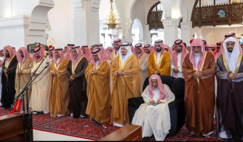 نائب-أمير-الرياض-يؤدي-صلاة-الميت-على-والدة-الشيخ-محمد-بن-حسن-آل-الشيخ