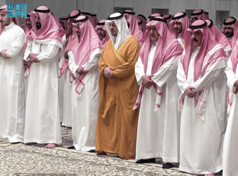 نائب-أمير-مكة-يؤدي-صلاة-الميت-على-والدة-الأمير-فهد-بن-مقرن