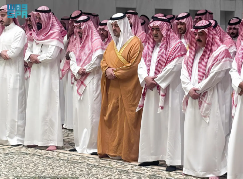 نائب-أمير-مكة-يؤدي-صلاة-الميت-على-والدة-الأمير-فهد-بن-مقرن