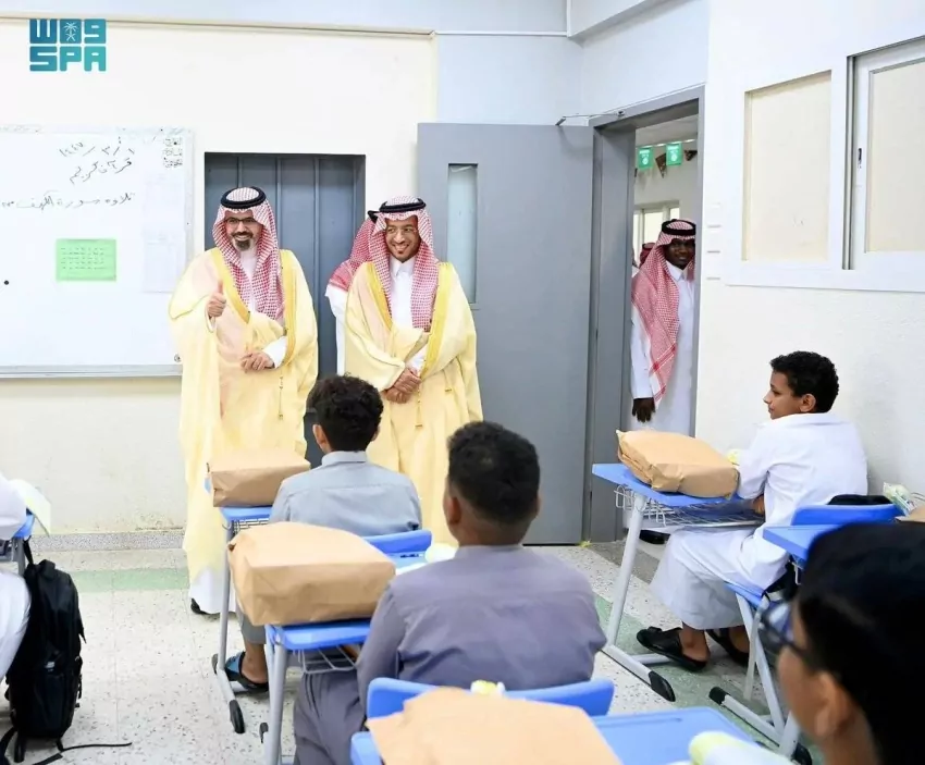 نائب-أمير-جازان-يشهد-انطلاقة-العام-الدراسي-الجديد-بمدارس-المنطقة