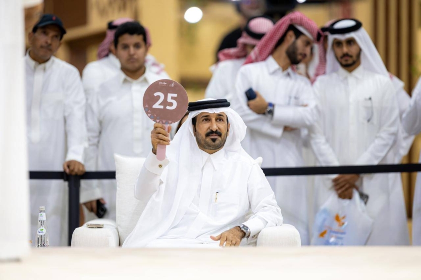 بيع-أغلى-صقر-في-المزاد-الدولي-لمزارع-إنتاج-الصقور-2025-بـ-1.2-مليون-ريال