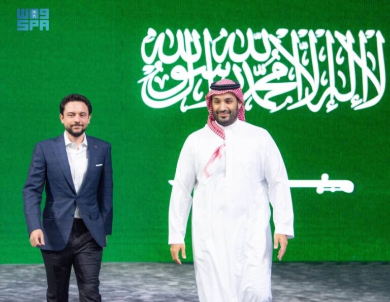 ولي-العهد-يُشرّف-الحفل-الختامي-لبطولة-كأس-العالم-للرياضات-الإلكترونية-ويتوج-فريق-فالكونز-الفائز-بكأس-البطولة