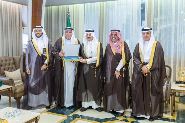 أمير-الشرقية-يستقبل-رئيس-جامعة-الملك-فيصل-ويتسلم-تقريراً-عن-بداية-العام-الدراسي