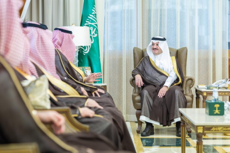 أمير-المنطقة-الشرقية-يستقبل-وكيل-وزارة-الطاقة-ويطلع-على-خطط-تعزيز-كفاءة-الخدمات-الكهربائية