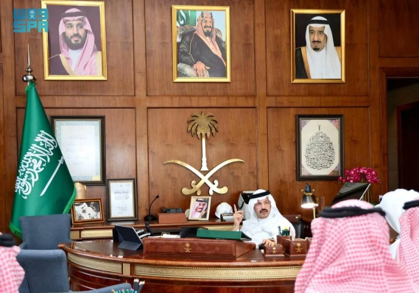 أمير-عسير-يبحث-مع-الرئيس-التنفيذي-لتجمع-مطارات-الثاني-تطوير-خدمات-مطار-أبها