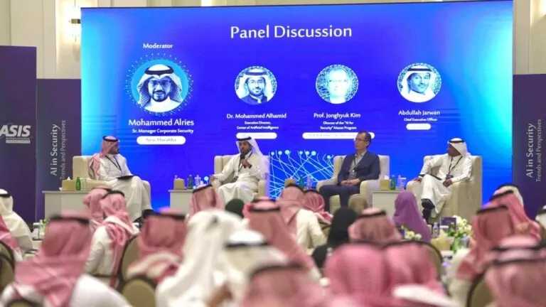 لأول-مرة-في-ملتقى-أمني.-روبوت-متطور-يدير-ندوة-حوارية-بالدمام