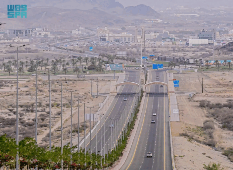 منطقة-الباحة-تشهد-تنفيذ-مشاريع-نوعية-تعزز-كفاءة-الشبكة-المرورية-وتدعم-الحركة-السياحية-والاقتصادية