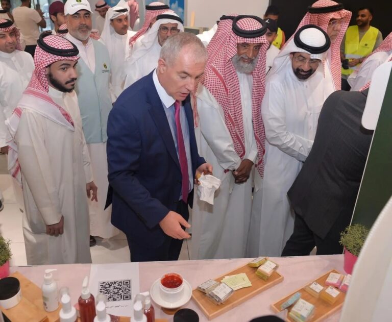 صور.-“زراعة-الشرقية”-تفتتح-فعاليات-اللوز-القطيفي-في-سيهات