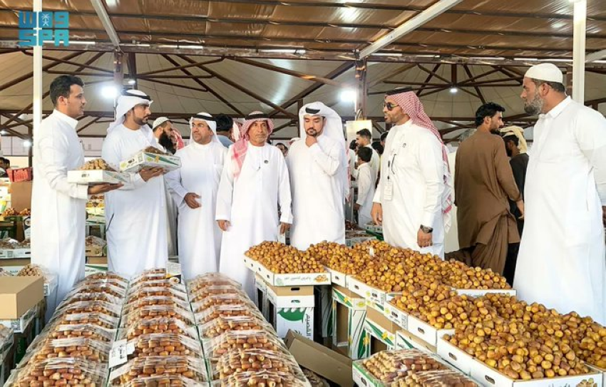 سوق-تمور-البكيرية.-وفرة-بالكميات-وإقبال-متزايد-من-المتسوقين