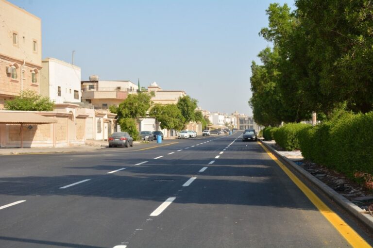 صور.-تأهيل-وتطوير-شارع-التوفيق-في-القطيف-بطول-450-مترًا