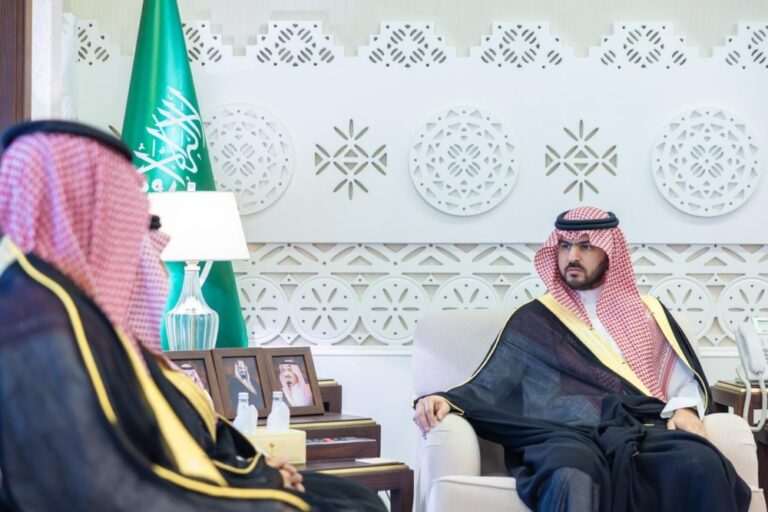 نائب-أمير-الشرقية-يتسلم-التقرير-السنوي-لأعمال-فرع-الهلال-الأحمر-بالمنطقة